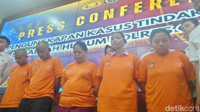 uploads/2024/09/polisi-menghadirkan-5-tersangka-pembunuhan-anak-yang-jenazahnya-dililit-lakban-saat-ditemukan-di-pantai-cihara-lebak-banten-ke_169.jpeg