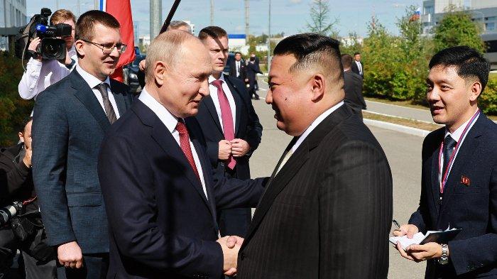 uploads/2024/10/Presiden-Rusia-Vladimir-Putin-bertemu-dengan-Kim-Jong-Un.jpg