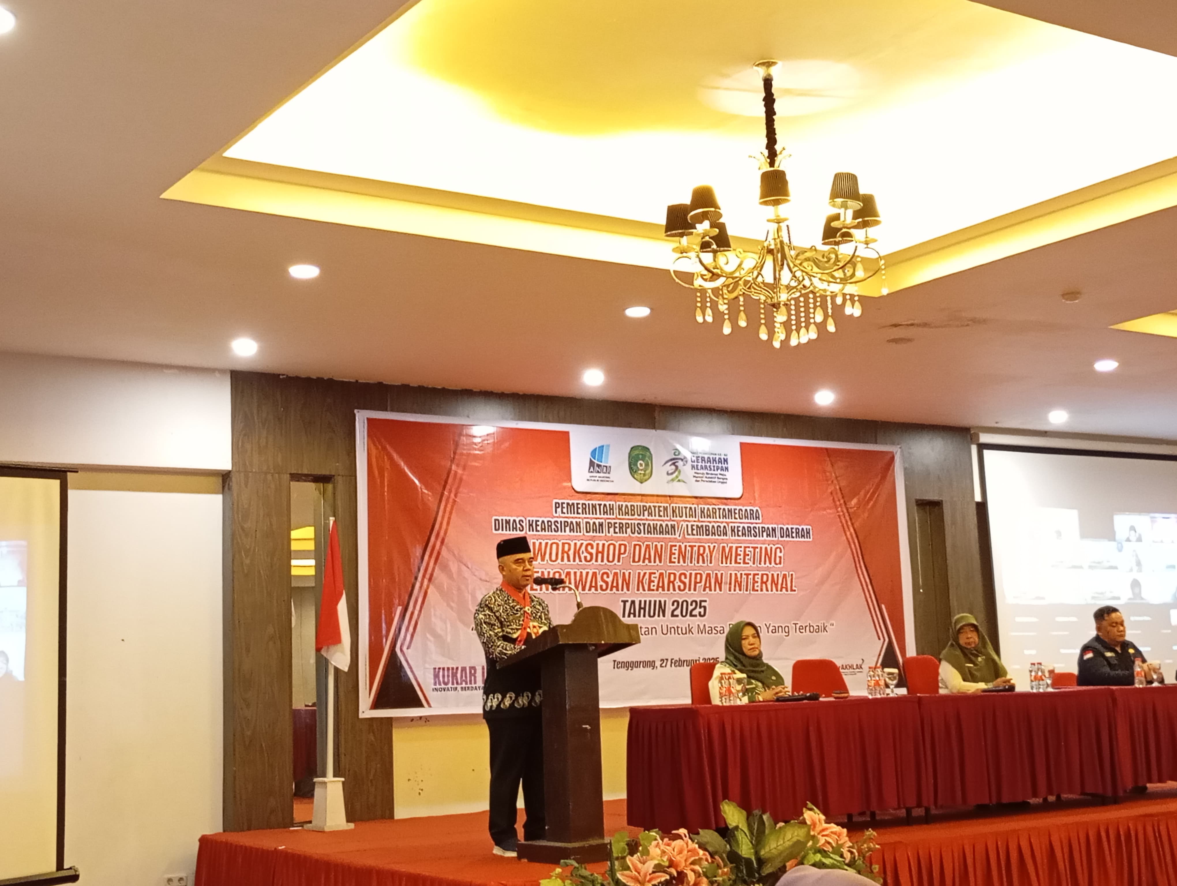 uploads/2025/02/Asisten-I-Bidang-Pemerintahan-Setkab-Kukar-Akhmad-Taufik-Hidayat-saat-membacakan-sambutan-di-Hotel-Grand-Fatma-Tenggarong.-Duta-Narasi.jpeg