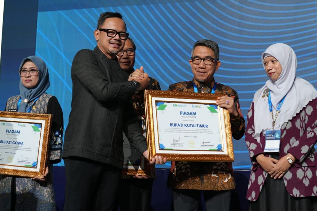 uploads/2025/11/Langkah-Progresif-Kutim-Diakui-Nasional-Bupati-Terima-Penghargaan-dari-PERPAMSI-3.jpeg