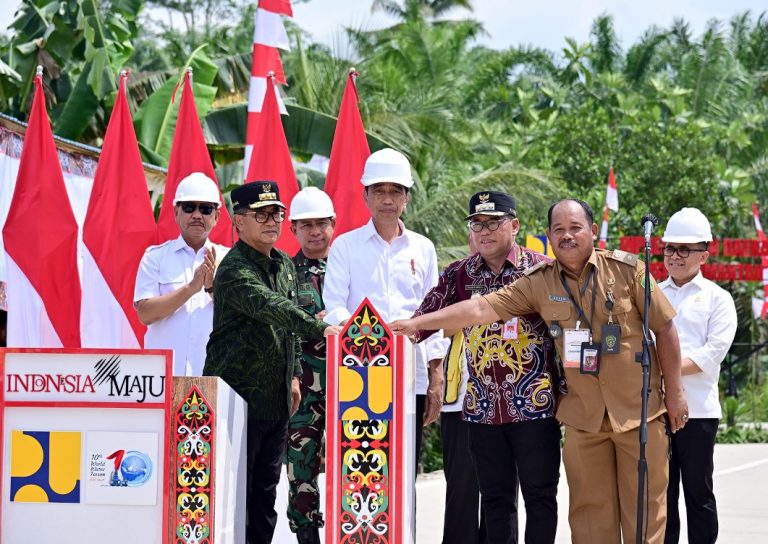 Presiden Jokowi Resmikan Pelaksanaan Inpres Jalan Daerah di Kalimantan Timur