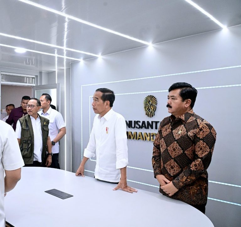 Presiden Jokowi Tinjau Pusat Komando IKN dan Studio Mini TVRI