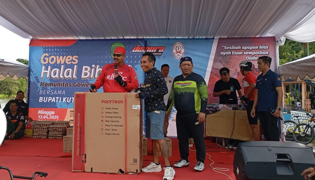 Pembagian hadiah oleh Bupati Kukar, Edi Damansyah dan Kepala Dispora Kukar, Aji Ali Husni kepada peserta Goes (Duta Narasi)