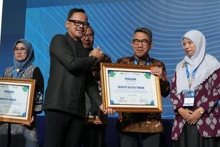 Langkah Progresif Kutim Diakui Nasional, Bupati Terima Penghargaan dari PERPAMSI (3)